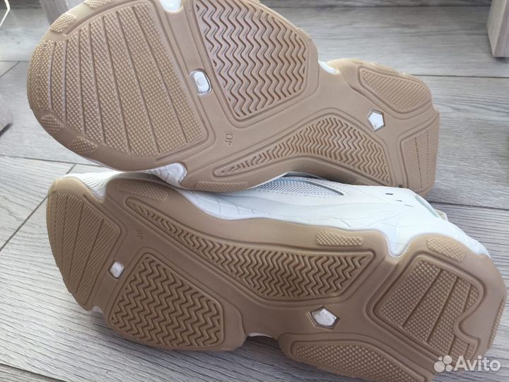 Кроссовки женские