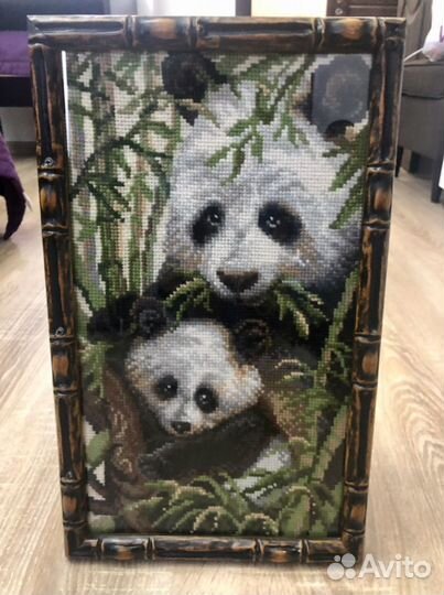 Картина в раме вышитая крестом Панда с детенышем