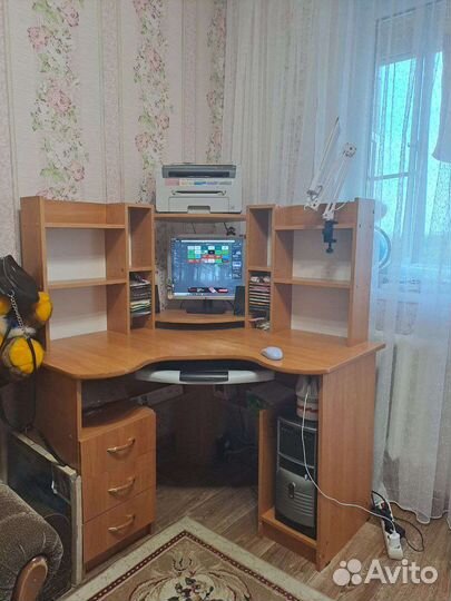 Компьютерный стол угловой с полками