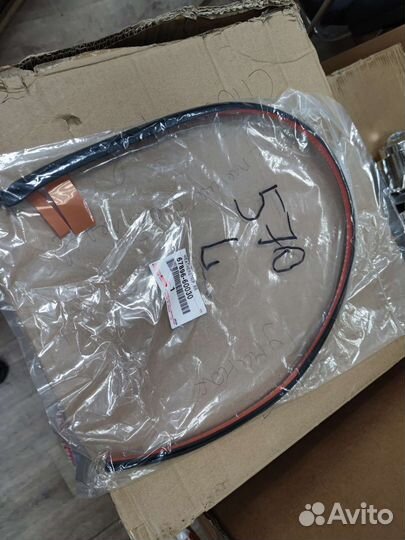 Уплотнительная резинка двери Lexus LX570