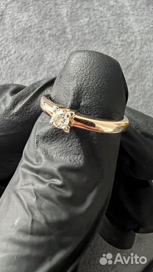 Кольцо с бриллиантом