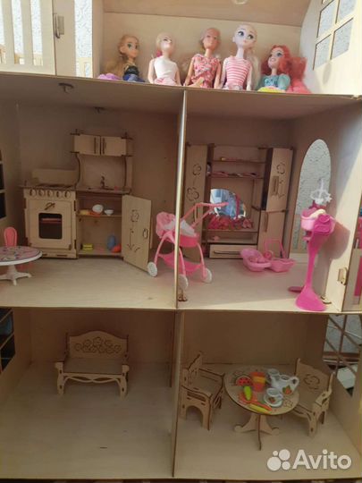 Домик кукольный с мебелью и куклами