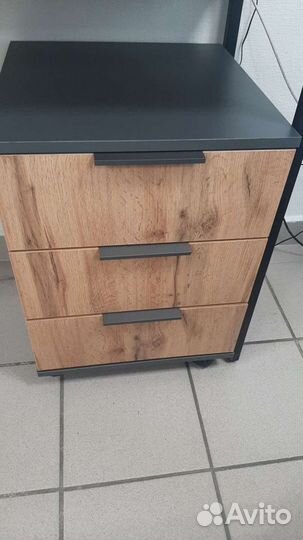 Тумба выкатная с тремя ящиками