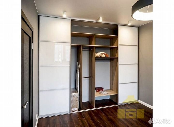 Зеркальный шкаф