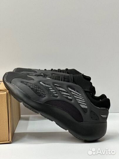 Кроссовки Adidas Originals Yeezy 700 V3