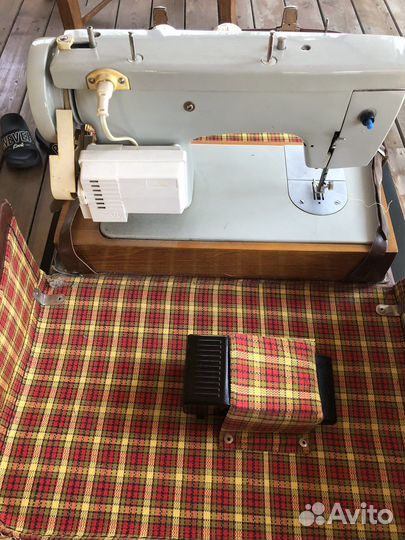 Швейная машина 