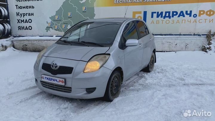 Накладка стекла заднего левого Toyota Yaris (XP90)