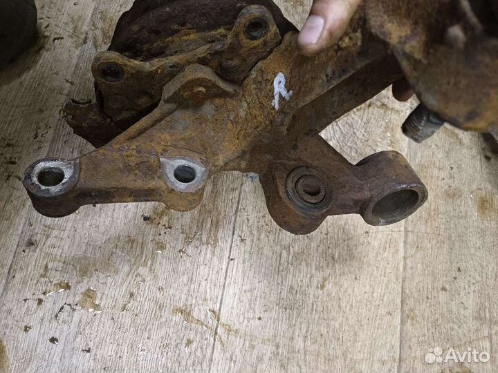 Кулак задний правый Toyota Camry 30