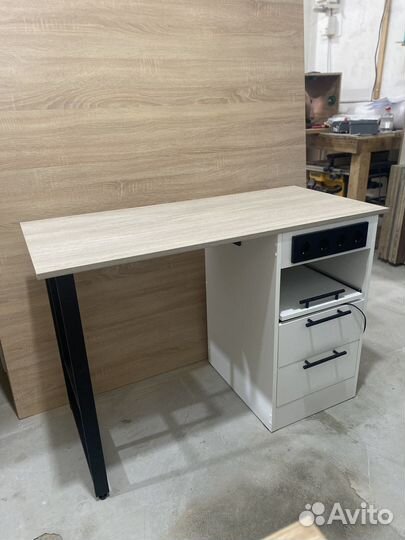 Маникюрный стол