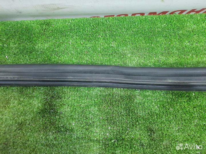 Уплотнение капота левое Mercedes C180 W205 274.910