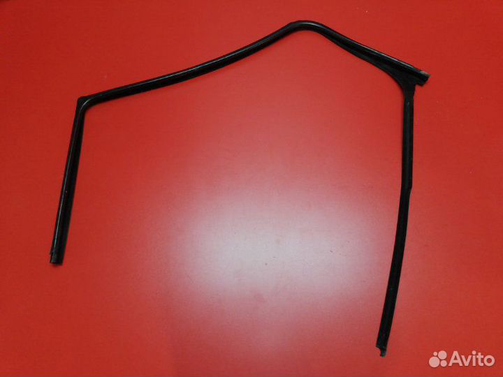 Уплотнитель стекла двери задний правый Peugeot 307