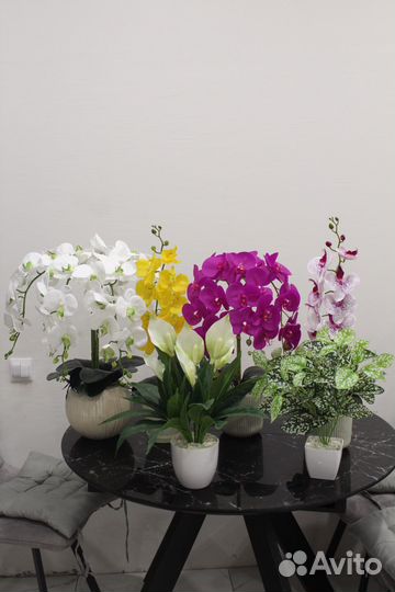 Искусственные цветы в горшках