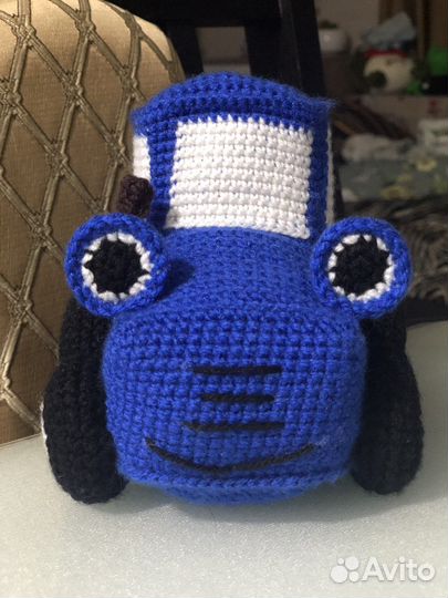 Синий трактор игрушка вязанная