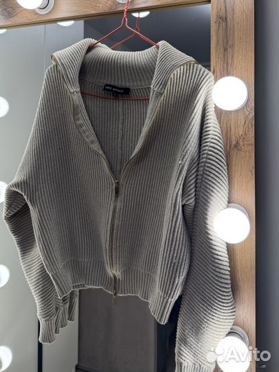 Свитер на замке