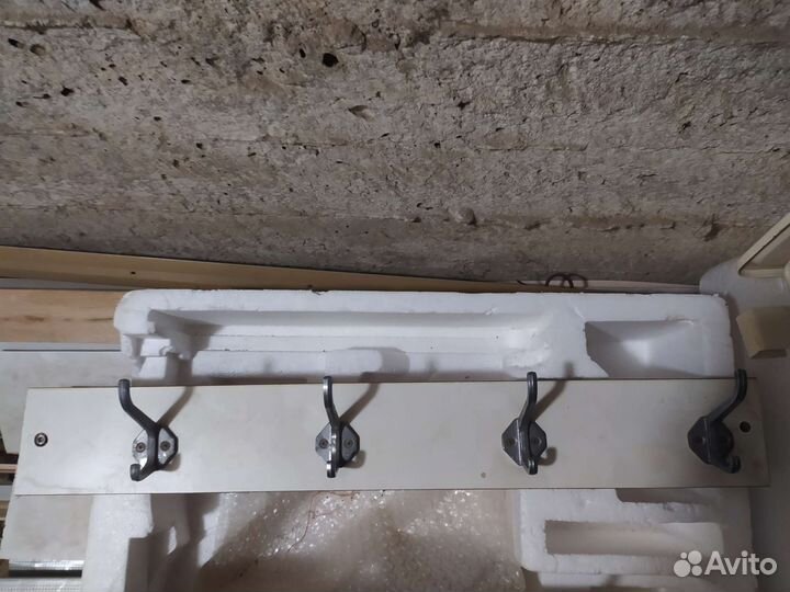 Вешалки настенные разные