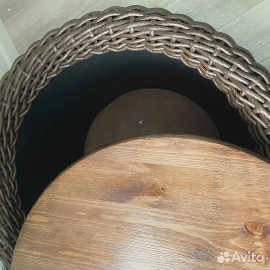 Столик из искусственного ротанга