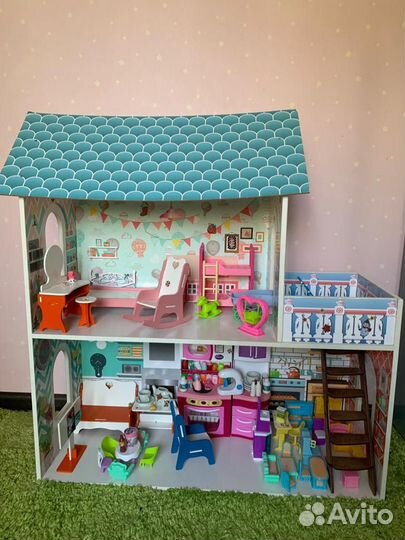 Кукольный домик с мебелью