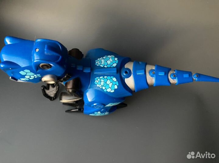 Интерактивный динозавр на пульте управления