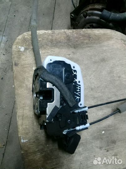 Замок задней левой двери Ниссан Жук