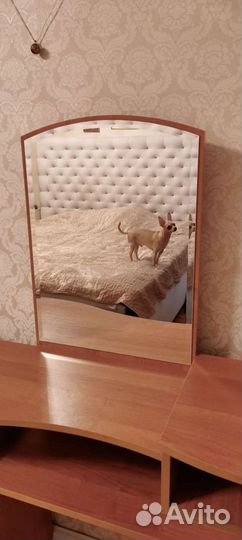 Туалетный столик с зеркалом/Стол для макияжа