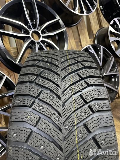 Michelin X-Ice North 4 235/45 R18 98T