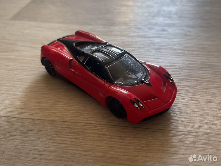Масштабная модель Pagani huyara 1:43