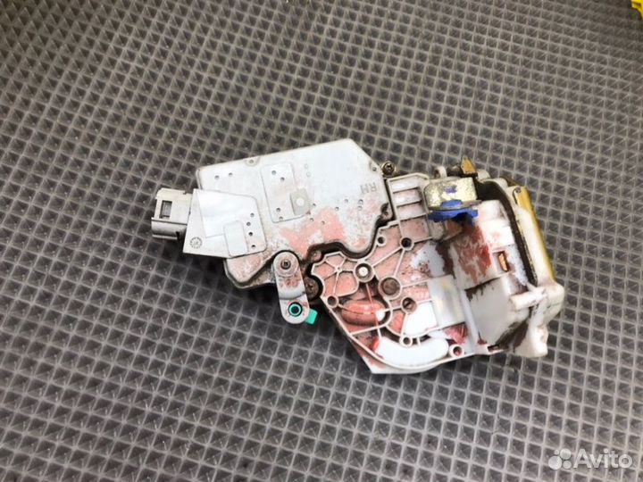 Замок двери передний правый Nissan Primera P11