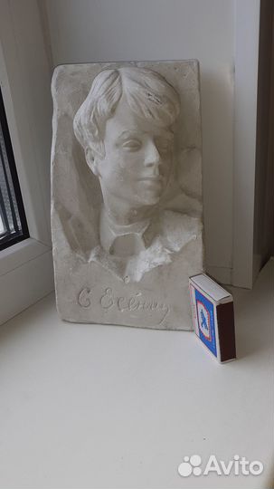Гипсовые барельефы Высоцкого, Есенина