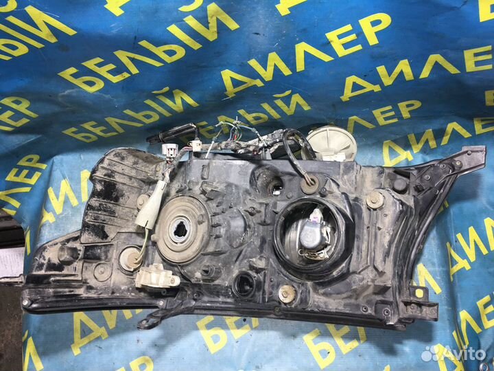 Правая ксеноновая фара Toyota Land Cruiser 200