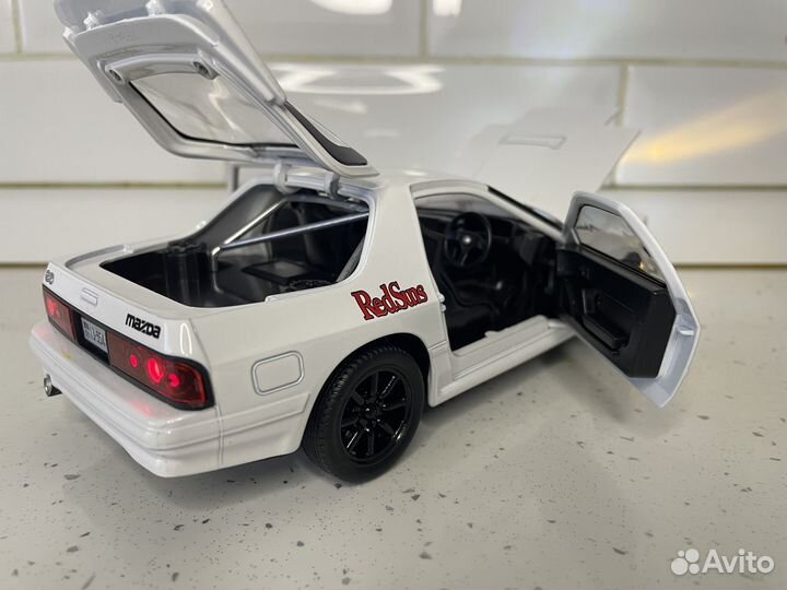 Коллекционная модель Mazda Rx-7 1:24