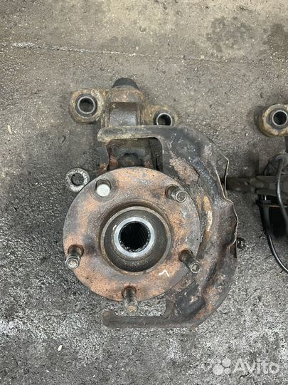 Кулак поворотный передний Nissan Primera P12