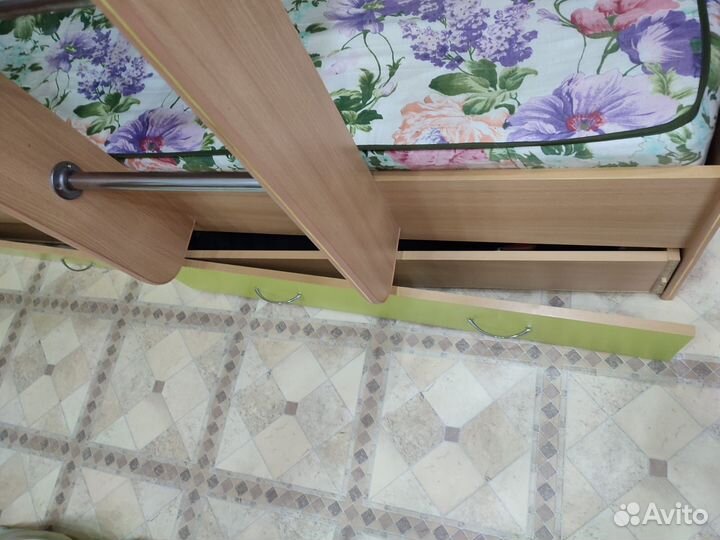 Двухярусная кровать с матрасами