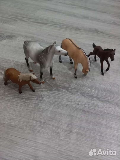 Фигурки лошадей