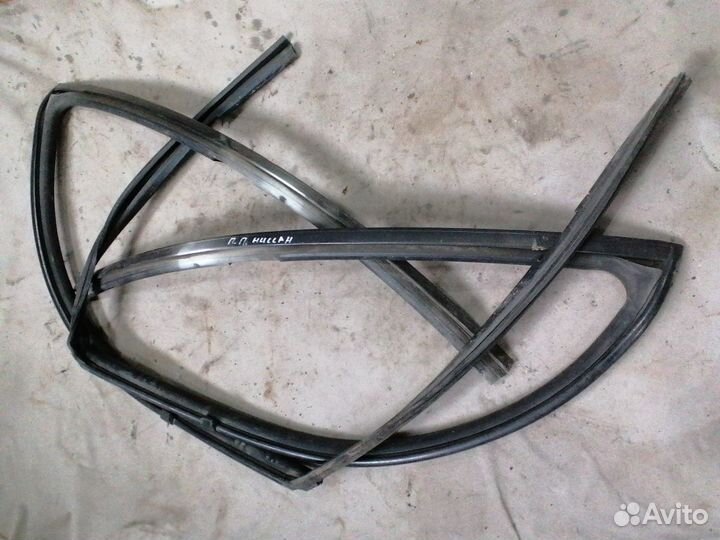 Уплотнит.стекла двери перед Nissan Primera 1996-02