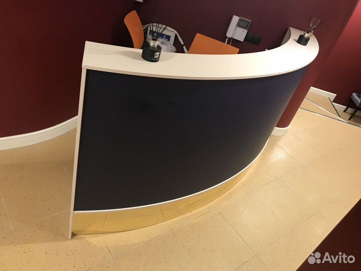 Ресепшен золото, ресепшн по фасаду цветной пластик