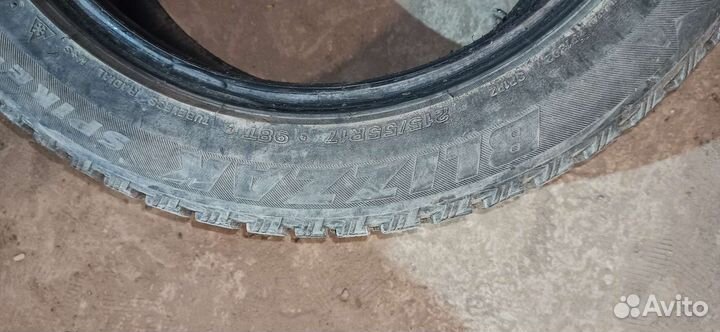 Bridgestone Blizzak Spike-01 215/55 R17