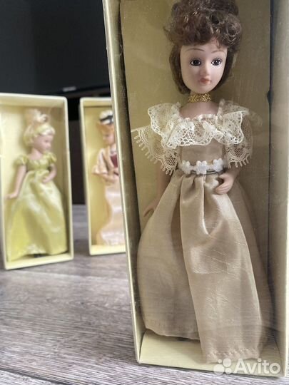 Кукла фарфоровая