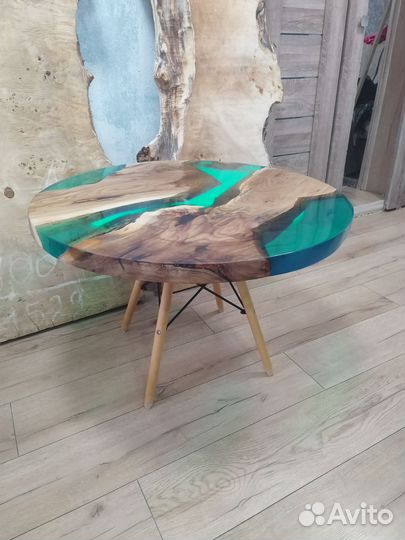 Стол из дерева и эпоксидной смолы