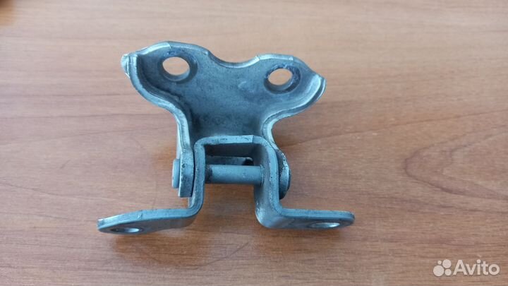 Петля двери Toyota Corolla 150 1zrfe