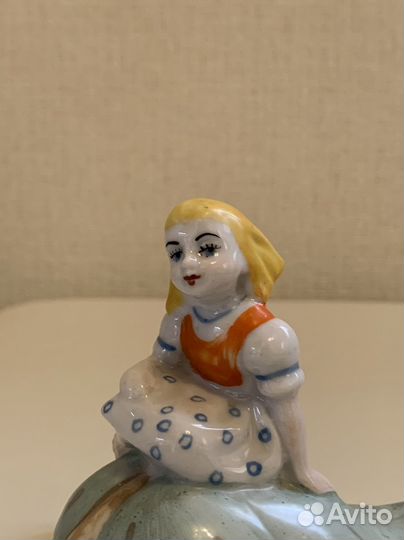 Фарфоровая статуэтка 