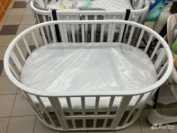 Детская кроватка с маятником белая