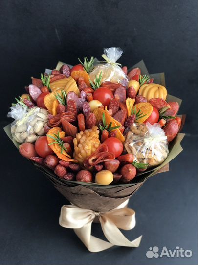 Съедобный мужской букет из чипсов сыра колбасок