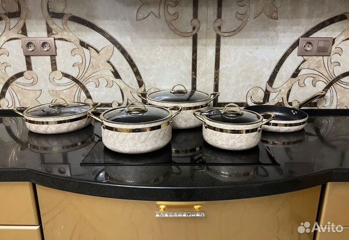 Набор кастрюль и сковородка