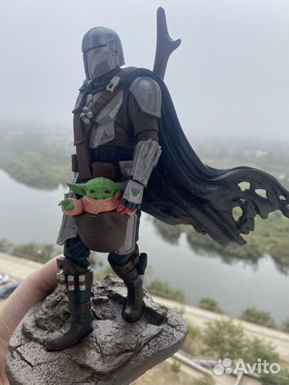 Мандалорец и малыш Грогу статуэтка Звездные воины