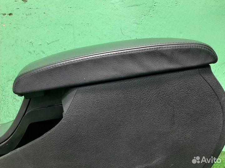 Консоль центральная с подлокотником Peugeot 407