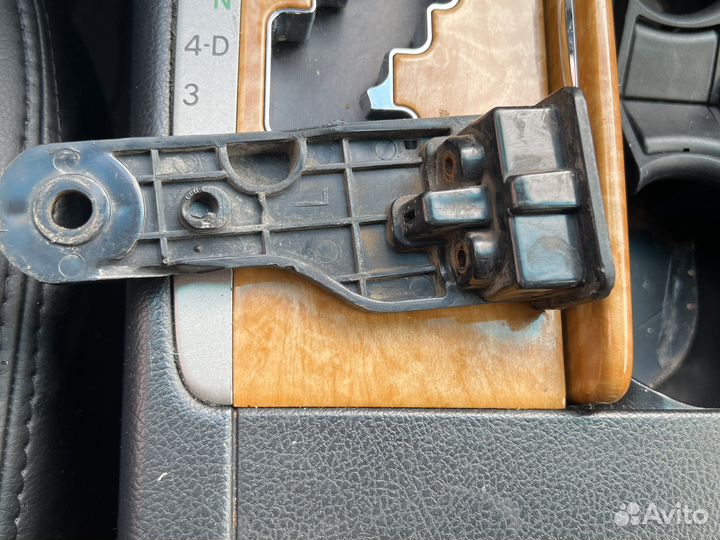 Верхнее левое крепление форы hyundai solaris