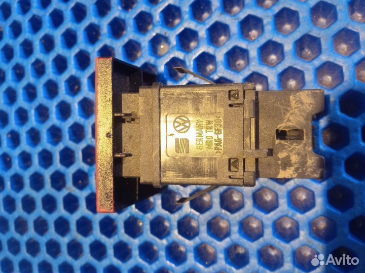 Кнопка аварийной сигнализации Volkswagen Touareg