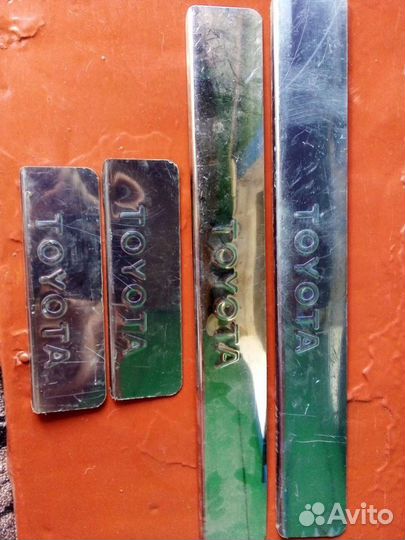 Накладки на пороги с надписью toyota