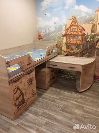 Детская кровать чердак со столом и шкафом