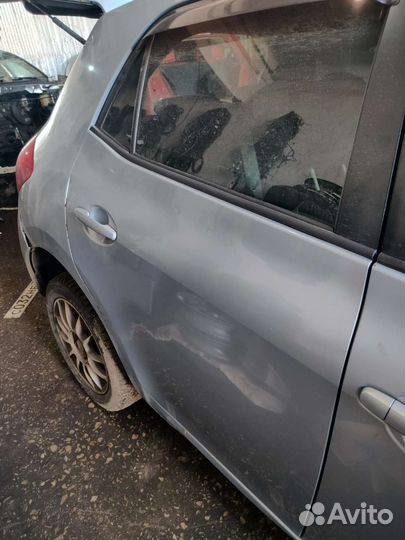 Задняя правая дверь Toyota auris E150